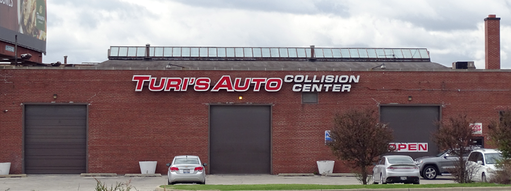 turis-auto-collison-building2